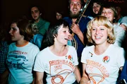 Arbeiterinnen mit 'Drushba-Trasse'-T-Shirts beim Feiern in der Sowjetunion in den 70er Jahren. Arbeiterinnen mit 'Drushba-Trasse'-T-Shirts beim Feiern in der Sowjetunion in den 70er Jahren.