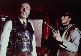 Joe (Clint Eastwood, r.) verschafft sich mit seiner Pistole den n&ouml;tigen Respekt.