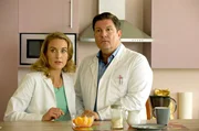 Ein Moment der Nähe zwischen Dr. Christian Kleist (Francis Fulton Smith, r.) und Tanja Ewald (Christina Athenstädt, l.) wird jäh unterbrochen.