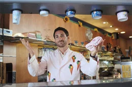 Dank Charlottes temperamentvollen Einsatzes erh&auml;lt der vermeintlich mittellose Paolo (Benjamin Sadler) einen Job in einer Eisdiele ...