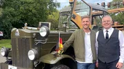 Bernhard Schwandner von den Veteranenfreunden Ottmarsheim und SWR Moderator Johannes Zenglein vor dem Oldtimer-Traktor von Hanomag.