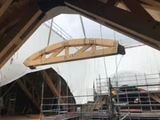 Das Gew&ouml;lbe von Notre Dame ist sehr zerbrechlich und die Reparatur der B&ouml;gen k&ouml;nnte einen Einsturz ausl&ouml;sen. Um das Bauwerk zu stabilisieren, muss das Team 52 St&uuml;tzb&ouml;gen aus Holz unter dem Gew&ouml;lbe anbringen, damit es sicher wieder aufgebaut werden kann. Hunderte von Arbeitern befinden sich in einem ehrgeizigen Wettlauf, um dieses mittelalterliche Meisterwerk rechtzeitig vor der f&uuml;r 2024 geplanten gro&szlig;en Wiederer&ouml;ffnung zu restaurieren.