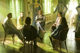 (v.l.n.r.) Emma (Lara Pollmeier); Sina (Felicia Camilla Lutz); Lara (Lisa Marie Koroll); Dr. Thiele (Robert D&ouml;lle); Dr. Pauli (Regine Schroeder)