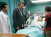 Kal Penn als Kutner, Hugh Laurie als Dr. Gregory House, Paul Rae als Jeff, Chad Morgan als Deb