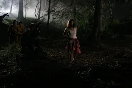 Der Campingausflug entpuppt sich als wahrer Alptraum f&uuml;r Fonda (Janet Montgomery). Gl&uuml;cklicherweise st&ouml;&szlig;t sie auf eine Gefangenentruppe und ihre Bewacher. Dennoch scheint es kein Entrinnen vor dem Grauen zu geben ...