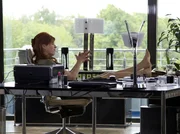 Sehr zufrieden mit sich telefoniert Vera Bader (Claudia Wenzel) mit einer Freundin, der sie eine Stellung in der Sachsenklinik ankündigt. Schon bald wird Sarah Marquart ihren Platz in der Klinik räumen müssen, da ist sich Vera Bader sicher. Sehr zufrieden mit sich telefoniert Vera Bader (Claudia Wenzel) mit einer Freundin, der sie eine Stellung in der Sachsenklinik ankündigt. Schon bald wird Sarah Marquart ihren Platz in der Klinik räumen müssen, da ist sich Vera Bader sicher.