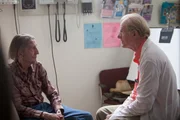 Lucky Arztbesuch: Harry Dean Stanton als Lucky, Ed Begley Jr. als Dr. Christian Kneedler  Copyright: SRF/Xenix Filmdistribution