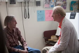 Lucky Arztbesuch: Harry Dean Stanton als Lucky, Ed Begley Jr. als Dr. Christian Kneedler  Copyright: SRF/Xenix Filmdistribution