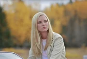 Ashley (Cindy Busby) wird misstrauisch, als Caleb sie nicht auf die Ranch lässt.