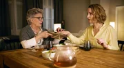 Romy Heiland (Christina Athenst&auml;dt, r.) holt sich Rat bei ihrer Mutter (Peggy Lukac, r.).