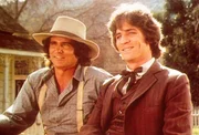 Adam (Linwood Boomer, r.) und Charles (Michael Landon, l.) sind sehr stolz auf Laura. Denn sie hat durch energisches Verhandlungsgeschick eine neue Bleibe für die Blindenschule angemietet.