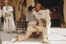 Travis (Terence Hill, l.) sieht zu, wie sein Bruder Moses (Bud Spencer, r.) auf seine Recht besteht ...