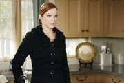 Bree (Marcia Cross) lässt sich im Krankenhaus bezüglich der Beschneidung von Benjamin beraten; erfährt, dass Orson alle Ärzte aufgefordert hat, die Operation abzulehnen.