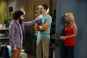 Sheldon (Jim Parsons, M.) ist entsetzt, als er von Leonard (Johnny Galecki, l.) erf&auml;hrt, dass seine vermeintlich bahnbrechende physikalische Entdeckung nur ein Trick von seinen Freunden war, um seinem diktatorischen Gehabe und seinen Launen zu entgehen. Penny (Kaley Cuoco, r.) versucht ihn zu tr&ouml;sten ...