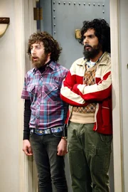 Machen sich Sorgen um Sheldon: Rajesh (Kunal Nayyar, r.) und Howard (Simon Helberg, l.) ...