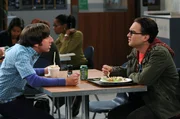 Leonard l&auml;dt Bernadette ein, sich in seinem Labor umzusehen. Howard ist eifers&uuml;chtig und f&auml;ngt deswegen in der Cafeteria einen Streit mit Leonard an ...