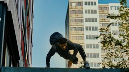 Amos Al-Shami (Tarek Zayat) flieht vor der Polizei.