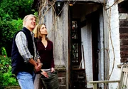 Michael Lloyd Glynn (Christoph M. Ohrt) und Alex Stapleton (Julia Richter) begutachten das bauf&auml;llige Landhaus, das Alex renovieren will.