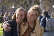 Deborah (Jean Smart, r.) und Ava (Hannah Einbinder, l.) sind glücklich. Deborahs Lebenstraum einer eigenen Late-Night-Show ist zum Greifen nah. Doch dann ergeben sich Komplikationen. Deborah (Jean Smart, r.) und Ava (Hannah Einbinder, l.) sind glücklich. Deborahs Lebenstraum einer eigenen Late-Night-Show ist zum Greifen nah. Doch dann ergeben sich Komplikationen.