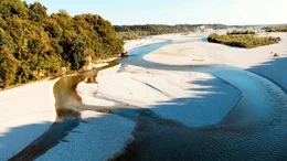 Der Tagliamento ist der letzte wilde Fluss in den Alpen. Ungez&auml;hmt bricht er sich durch die schroffen Berge im Nordosten Italiens und bahnt sich seinen Weg &uuml;ber 170 Kilometer durch die friulanische Tiefebene bis zu seiner M&uuml;ndung in die Adria. Die Inseln in seinem Flussbett und die W&auml;lder an seinen Ufern gelten als die artenreichsten &Ouml;kosysteme Europas. Die Forschungsergebnisse des Gew&auml;sser&ouml;kologen Klement Tockner und seiner Kolleginnen und Kollegen haben geholfen zu verstehen, wie andere, bereits ver&auml;nderte Fl&uuml;sse renaturiert werden k&ouml;nnen. Vor allem der verzweigte Mittellauf ist der am meisten gef&auml;hrdete Gew&auml;ssertypus. Denn am &Uuml;bergang von den Alpen in das Tiefland haben sich die Menschen schon immer besonders gerne angesiedelt. Zwar kann ein m&auml;chtiger Strom bei Hochwasser eine gro&szlig;e Gefahr darstellen, aber je nat&uuml;rlicher er bleibt, desto mehr R&uuml;ckhalteverm&ouml;gen besitzt er auch. Die Bewohnerinnen und Bewohner im Umfeld des Tagliamento haben ihre D&ouml;rfer aus Respekt vor dem Hochwasser-Risiko meist in sicherer Entfernung zum Fluss gebaut und dadurch gr&ouml;&szlig;ere Probleme fast immer vermieden. Seit Jahrhunderten bildet der Tagliamento in erster Linie die Lebensgrundlage f&uuml;r die Menschen an seinen Ufern. Die gesamte Landwirtschaft der friulanischen Tiefebene ist von ihm abh&auml;ngig. Die Dokumentation f&uuml;hrt ihr Publikum durch die variantenreichen Regionen entlang des Tagliamento und er&ouml;ffnet ein tieferes Verst&auml;ndnis f&uuml;r die &ouml;kologischen Zusammenh&auml;nge zwischen Mensch und Fluss.