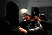 Mike (Harry Blank) wird von Unbekannten überfallen. Weitere Bilder finden Sie unter www.br-foto.de.