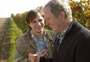 Paul (Achim Schelhas, l.) und Thomas (Harald Krassnitzer, r.) prüfen die Reife der Trauben. Weiteres Bildmaterial finden Sie unter www.br-foto.de. Paul (Achim Schelhas, l.) und Thomas (Harald Krassnitzer, r.) prüfen die Reife der Trauben. Weiteres Bildmaterial finden Sie unter www.br-foto.de.