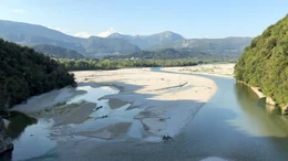 Wild und ungez&auml;hmt bahnt sich der Tagliamento seinen Weg durch die Karnischen Alpen &uuml;ber die friulanische Tiefebene bis in die Adria. Seit Jahrhunderten bildet der "K&ouml;nig der Alpenfl&uuml;sse" die Lebensgrundlage f&uuml;r die Menschen an seinen Ufern. Im kleinen Ort Valeriano, auf den Terrassen oberhalb des Tagliamento, kultiviert der Weing&auml;rtner Emilio Bulfon alte, autochtone Rebsorten. Seine Tochter Alberta hat sich als Kunsthistorikerin intensiv mit der Siedlungsgeschichte der Menschen am Tagliamento besch&auml;ftigt. Daniele Ciprian ist Fischer und liebt die idyllische Region um die Stella - einen kleinen Fluss, der sich in die Lagune zwischen Venedig und Lignano ergie&szlig;t und sich nahe der Stelle befindet, an der der Tagliamento ins Meer m&uuml;ndet. Die traumhafte Landschaft hat schon den Schriftsteller Ernest Hemingway zu seinem Roman "Across the River and into the Trees" - "&Uuml;ber den Fluss und in die W&auml;lder" inspiriert. Besonders stolz ist Daniele Ciprian, dass sein Gro&szlig;vater zu Hemingways Freunden gez&auml;hlt hat. Gerne ist der Autor in diese Gegend gekommen, um hier zu fischen. Inzwischen ist der Tagliamento der letzte wilde Fluss in den Alpen. Der &ouml;sterreichische Gew&auml;sser&ouml;kologe Klement Tockner hat ihn jahrelang studiert. Seine Forschungsergebnisse und die seiner Kolleginnen und Kollegen helfen zu verstehen, wie andere, bereits ver&auml;nderte Fl&uuml;sse renaturiert werden k&ouml;nnen. Vor etwa 200 Jahren waren noch alle gro&szlig;en Str&ouml;me in Europa naturbelassen. Doch im Glauben, das Hochwasser-Risiko durch Regulierung bannen zu k&ouml;nnen, wurden viele Fl&uuml;sse &uuml;ber weite Strecken in k&uuml;nstliche Verl&auml;ufe gezw&auml;ngt. Das Beispiel des Tagliamento zeigt aber, dass ein Fluss genau dann keine Gefahr mehr darstellt, wenn er sich ausdehnen kann. Denn je nat&uuml;rlicher er bleibt, desto mehr R&uuml;ckhalteverm&ouml;gen besitzt er.
