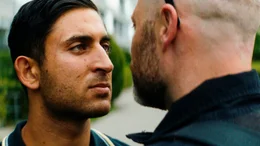 Der Bandenchef Osman (Arian Kashef, li.) legt sich mit dem Polizisten Andersen (Jacob Hauberg Lohmann) an. Weiteres Bildmaterial finden Sie unter www.br-foto.de.