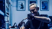 Kulturplatz Swiss Success Stories Der Zürcher Drohnenkünstler in der Tech-Elite | Folge 2 Marco Tempest bei einem Experiment mit einer Roboterhand