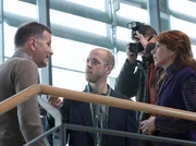 Als Dr. Roland Heilmann (Thomas Rühmann, links) in Mensings Forschungsinstitut plötzlich Vera Bader (Claudia Wenzel) über den Weg läuft, wird ihm schlagartig klar, wer Mensing Rolands Forschungsergebnisse zugespielt hat. Wütend lässt sich Roland dazu hinreißen, vor einer Journalistenschar (Komparsen) Mensing und Vera Bader des Diebstahls zu bezichtigen. Als Dr. Roland Heilmann (Thomas Rühmann, links) in Mensings Forschungsinstitut plötzlich Vera Bader (Claudia Wenzel) über den Weg läuft, wird ihm schlagartig klar, wer Mensing Rolands Forschungsergebnisse zugespielt hat. Wütend lässt sich Roland dazu hinreißen, vor einer Journalistenschar (Komparsen) Mensing und Vera Bader des Diebstahls zu bezichtigen.