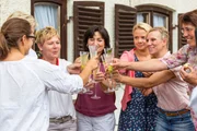 Die Landfrauen beim Anstoßen mit dem Begrüßungstrunk. Die Landfrauen beim Anstoßen mit dem Begrüßungstrunk.