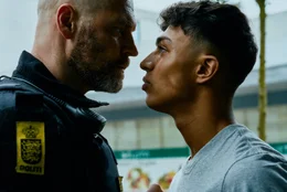 Der Streifenpolizist Andersen (Jacob Hauberg Lohmann) m&ouml;chte den Jugendlichen Amos Al-Shami (Tarek Zayat, rechts) brechen.