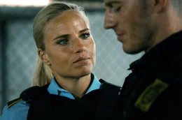 Die Polizeibeamtin R&oslash;nning (Josephine Park) f&uuml;hlt sich zu ihrem Kollegen H&oslash;yer (Simon Sears) hingezogen.