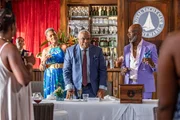 Commissioner Selwyn Patterson (Don Warrington, 2.v.r.) feiert im exklusiven Yacht-Club gemeinsam mit Marlon Collins (Sean Maguire, l.), Jacqueline St. Clair (Cathy Tyson, 2.v.l.), Lincoln St. Clair (Leon Herbert, r.) und weiteren Gästen sein fünfzigjähriges Dienstjubiläum. Die Feier nimmt eine dramatische Wendung, als der Commissioner plötzlich in Lebensgefahr schwebt. Commissioner Selwyn Patterson (Don Warrington, 2.v.r.) feiert im exklusiven Yacht-Club gemeinsam mit Marlon Collins (Sean Maguire, l.), Jacqueline St. Clair (Cathy Tyson, 2.v.l.), Lincoln St. Clair (Leon Herbert, r.) und weiteren Gästen sein fünfzigjähriges Dienstjubiläum. Die Feier nimmt eine dramatische Wendung, als der Commissioner plötzlich in Lebensgefahr schwebt.
