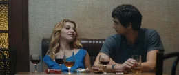 Philippe (Thimot&eacute;e Robart, r) und Marianne (Marie Colomb, l) unterhalten sich &uuml;ber die gewonnene Wahl des neuen Pr&auml;sidenten.