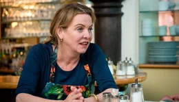 Elke Bergers (Margarita Broich) lebt seit vielen Jahren zufrieden mit ihrem Lebensgef&auml;hrten und ihrer Tochter. Ein tiefgreifender Disput mit ihrer Mutter hat sie vor vielen Jahren dazu veranlasst, sich f&uuml;r immer von ihren Eltern loszusagen und sie vor ihrer eigenen Familie f&uuml;r tot zu erkl&auml;ren.