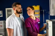 Dr. Tarik Sahin (Nicolas Fethi Türksever, l.) und Elisabeth "Betty" Hertz (Henrike Hahn, r.) Dr. Tarik Sahin (Nicolas Fethi Türksever, l.) und Elisabeth "Betty" Hertz (Henrike Hahn, r.)