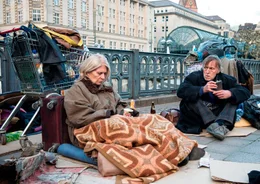 Ohne Wohnung und Bankkarte keine Arbeit, ohne Arbeit keine Wohnung und Bankkarte &ndash; am Ende bettelt Hanna Berger (Christiane H&ouml;rbiger, li.).