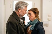 Stefan (Dirk Borchardt, l.) und Anni Bender (Dominique Chiout, r.) stehen unter Schock: Ihre 16-jährige Tochter Mathilde wurde ermordet. Können sie den Schmerz zu verkraften? Stefan (Dirk Borchardt, l.) und Anni Bender (Dominique Chiout, r.) stehen unter Schock: Ihre 16-jährige Tochter Mathilde wurde ermordet. Können sie den Schmerz zu verkraften?