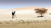 Kameramann Udo Maurer in der Sahara nahe N´Guigmi, Niger. Temperatur plus 51 Grad Celsius. Kameramann Udo Maurer in der Sahara nahe N´Guigmi, Niger. Temperatur plus 51 Grad Celsius.