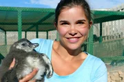 Anna kümmert sich um ein Küken. Der kleine Rudi wurde von seinen Eltern verlassen, die ihn nicht durchfüttern konnten. Weiteres Bildmaterial finden Sie unter www.br-foto.de. Anna kümmert sich um ein Küken. Der kleine Rudi wurde von seinen Eltern verlassen, die ihn nicht durchfüttern konnten. Weiteres Bildmaterial finden Sie unter www.br-foto.de.