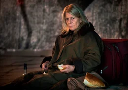 Statt in W&uuml;rde zu altern, ist Hanna Berger (Christiane H&ouml;rbiger) ins soziale Abseits gerutscht und haust als Obdachlose