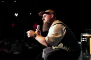 Gordon schreibt über Depressionen und Einsamkeit. Sein großer Traum: Mit einem eigenen Stand-Up-Comedy-Programm auf die Bühne.