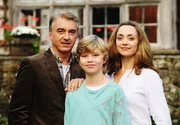 Michael Lloyd Glynn (Christoph M. Ohrt) f&uuml;hlt sich wohl bei Alex Stapleton (Julia Richter) und ihrem Sohn David (Dominik Jahn).