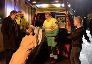 Sven Andersson (Lars Brandeby, links) und seine Kollegin Birgitta Moberg (Emma Swenninger, rechts), sind heilfroh, dass Irene Huss (Angela Kovacs, 3. v. links) die Auseinandersetzung mit dem skrupellosen M&ouml;rder &uuml;berlebt hat.