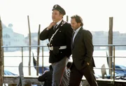 Commissario Brunetti (Uwe Kockisch, re.) und sein Assistent Sergente Vianello (Karl Fischer) stehen vor einem Rätsel.