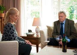 Walter Berger (G&uuml;nter Junghans) m&ouml;chte seiner Frau Hanna (Christiane H&ouml;rbiger) endlich beichten, wie schlecht es wirklich um sein Gesch&auml;ft steht.
