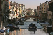 Der Cannaregio-Kanal ist eine der Hauptwasserstraßen Venedigs. Der Cannaregio-Kanal ist eine der Hauptwasserstraßen Venedigs.