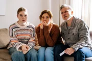 Nachdem die 16-jährige Mathilde Bender tot aufgefunden wurde, trauern die Eltern Stefan (Dirk Borchardt, r.) und Anni Bender (Dominique Chiout, Mi.) sowie Schwester Greta Bender (Anna Bahners, l.) um sie. Warum musste ihre geliebte Mathilde sterben? Nachdem die 16-jährige Mathilde Bender tot aufgefunden wurde, trauern die Eltern Stefan (Dirk Borchardt, r.) und Anni Bender (Dominique Chiout, Mi.) sowie Schwester Greta Bender (Anna Bahners, l.) um sie. Warum musste ihre geliebte Mathilde sterben?