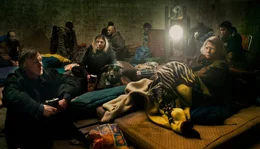 Statt in W&uuml;rde zu altern, ist Hanna Berger (Christiane H&ouml;rbiger, re.) ins soziale Abseits gerutscht und haust als Obdachlose